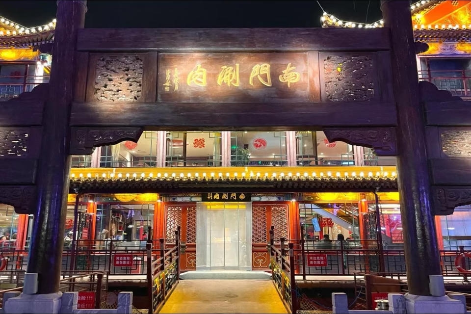 Private guide at Beijing Hangzhou Grand Canal Boat Restaurant