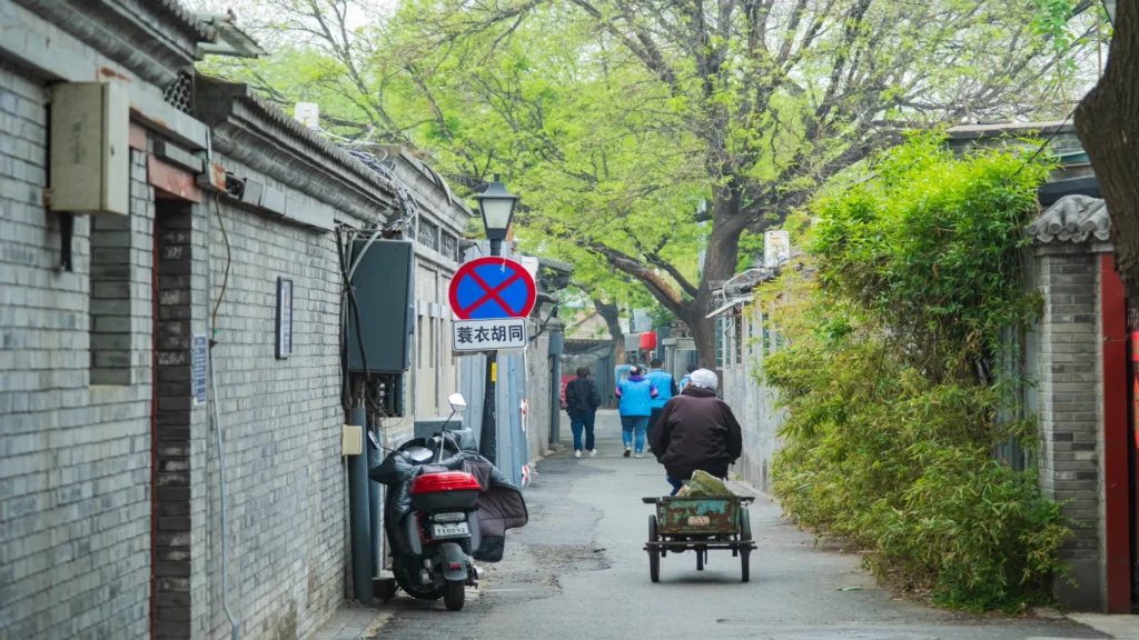 Private guide exploring Beijing hutong local life