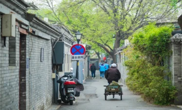 Private guide exploring Beijing hutong local life