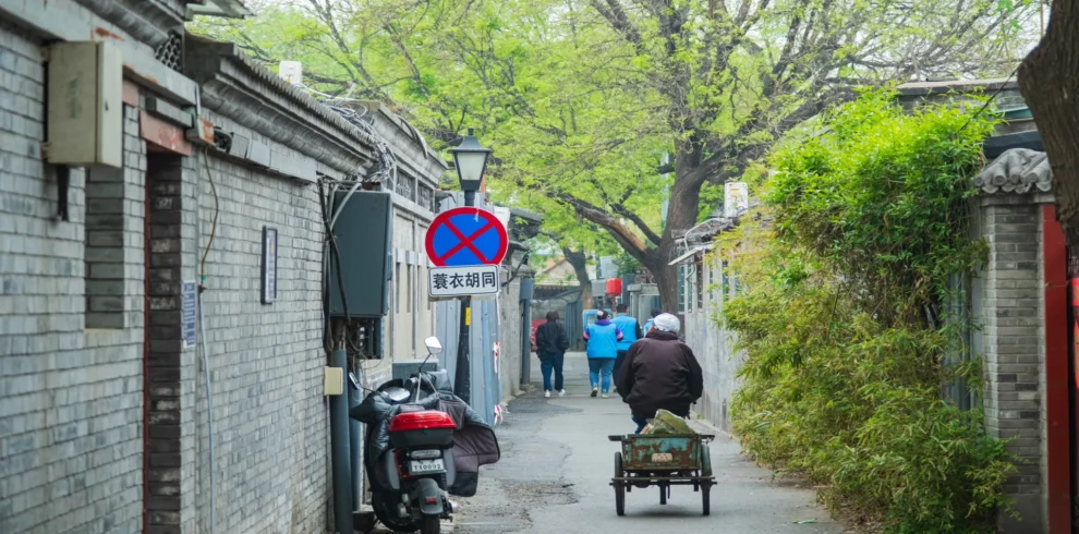 Private guide exploring Beijing hutong local life