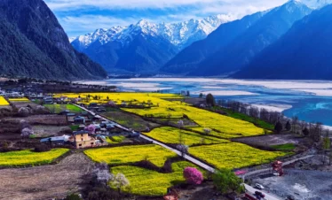 Private guide exploring Bome Tibetan landscapes