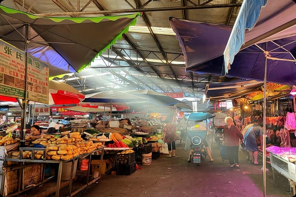 Private guide at Chengdu Farmers Market
