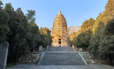 Private guide exploring Dengfeng Shaolin culture