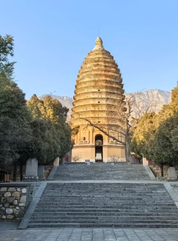 Private guide exploring Dengfeng Shaolin culture