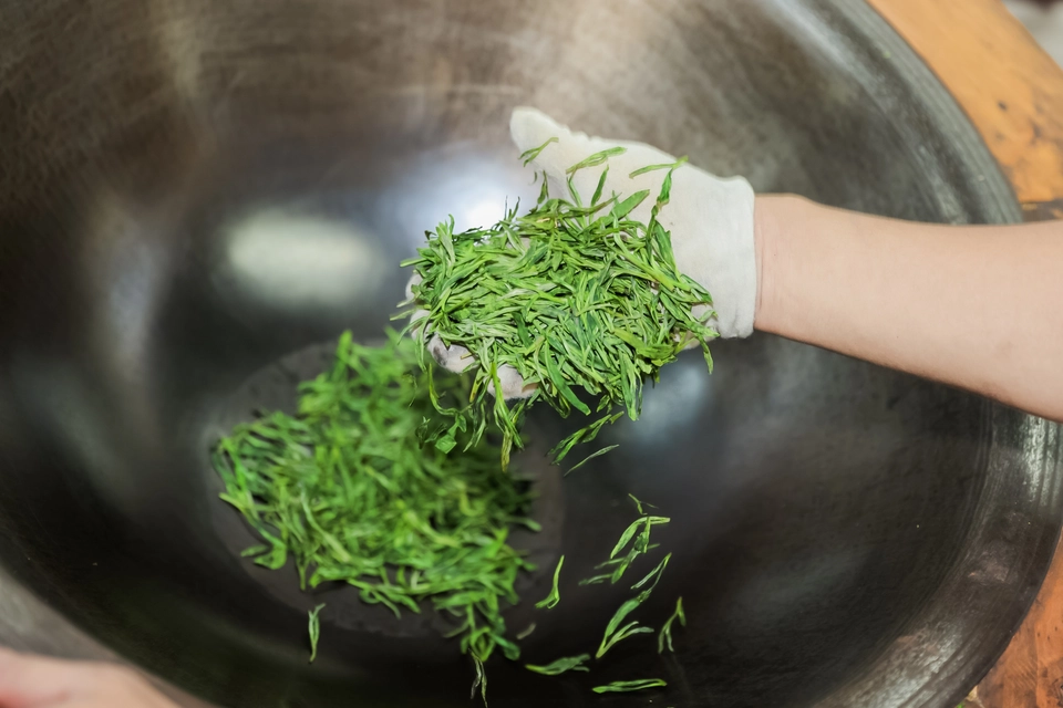 Private guide experiencing traditional tea culture and tasting in Hangzhouu
