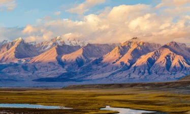 Private guide exploring Hotan desert oasis culture