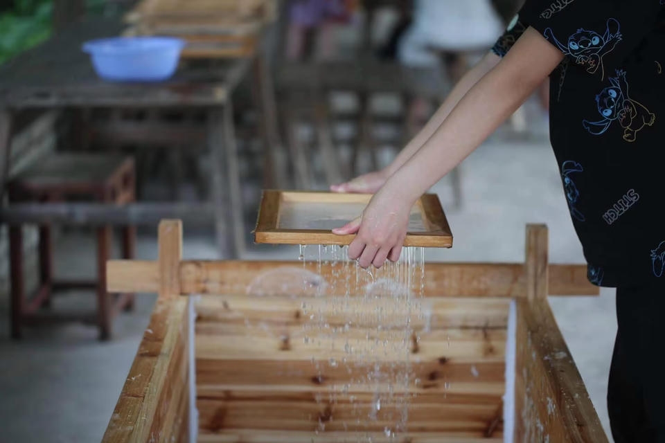 Private guide at Huizhou Mulberry Bark Papermaking