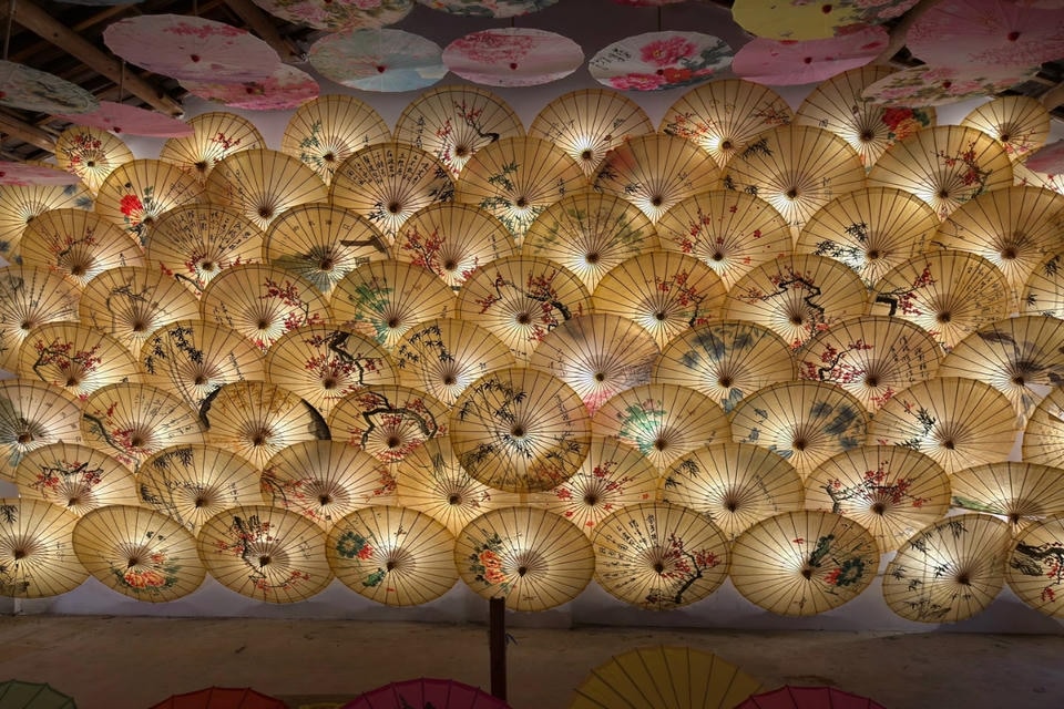 Private guide at Huizhou Umbrella Painting