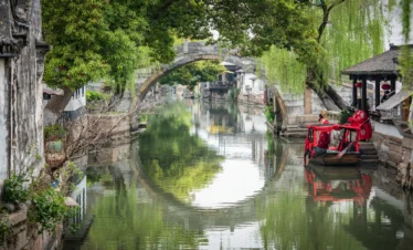 Private guide at Jinxi Ancient Town canals and bridges
