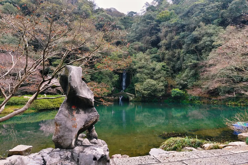 Private guide exploring Jiuxi scenic valleys and streams in Hangzhou