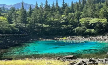 Private guide at Jiuzhaigou crystal clear lake