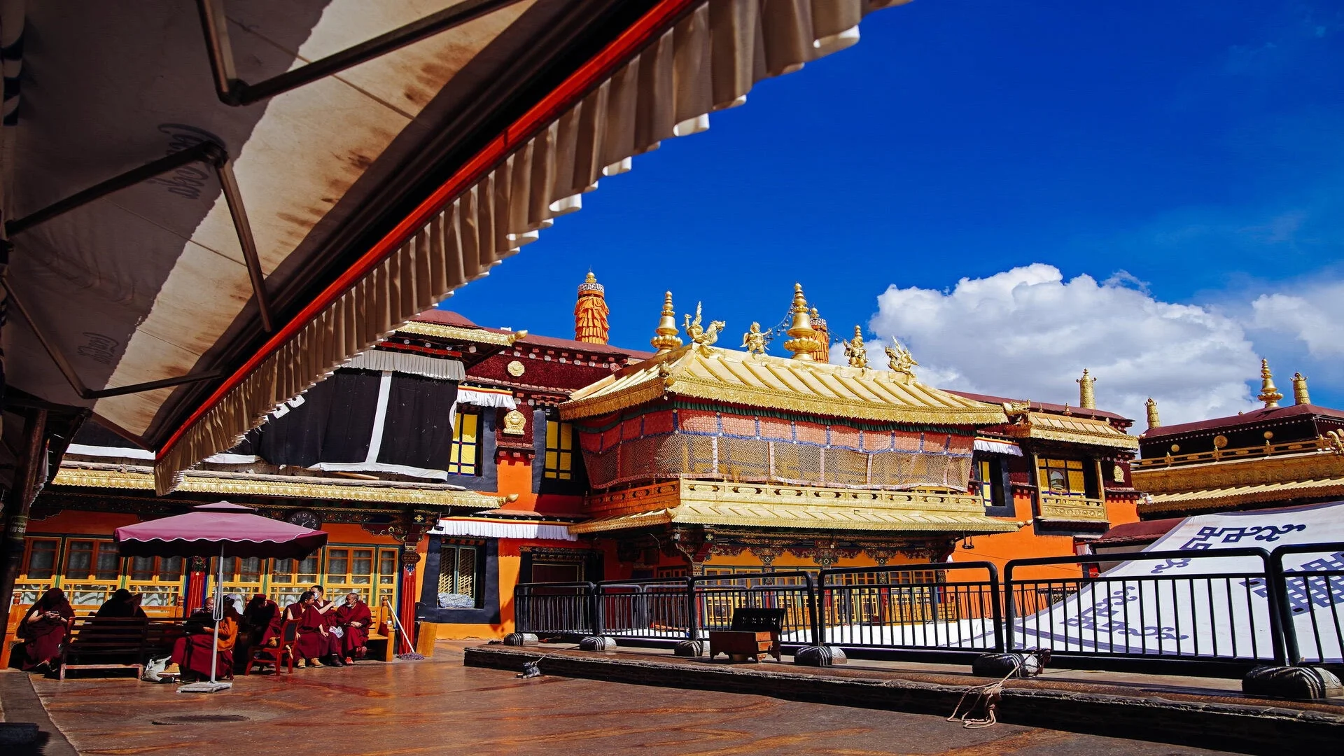 Private guide at Jokhang Temple spiritual site