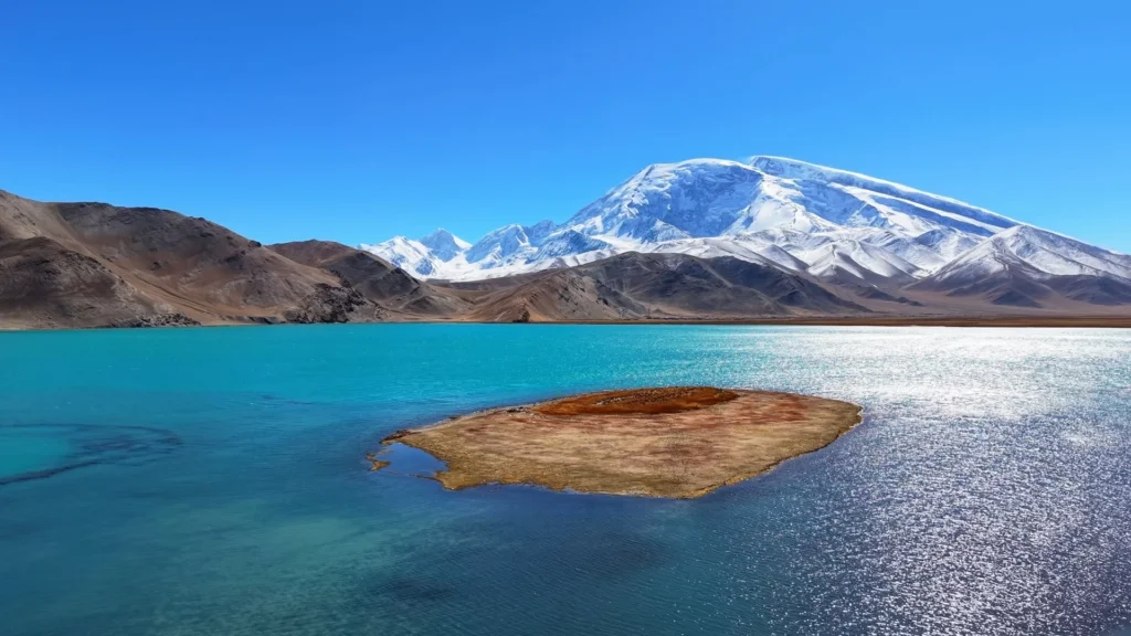 Private guide at Karakul Lake with Muztagh Ata mountain