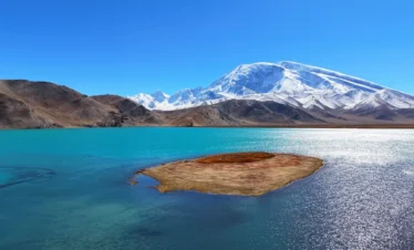 Private guide at Karakul Lake with Muztagh Ata mountain