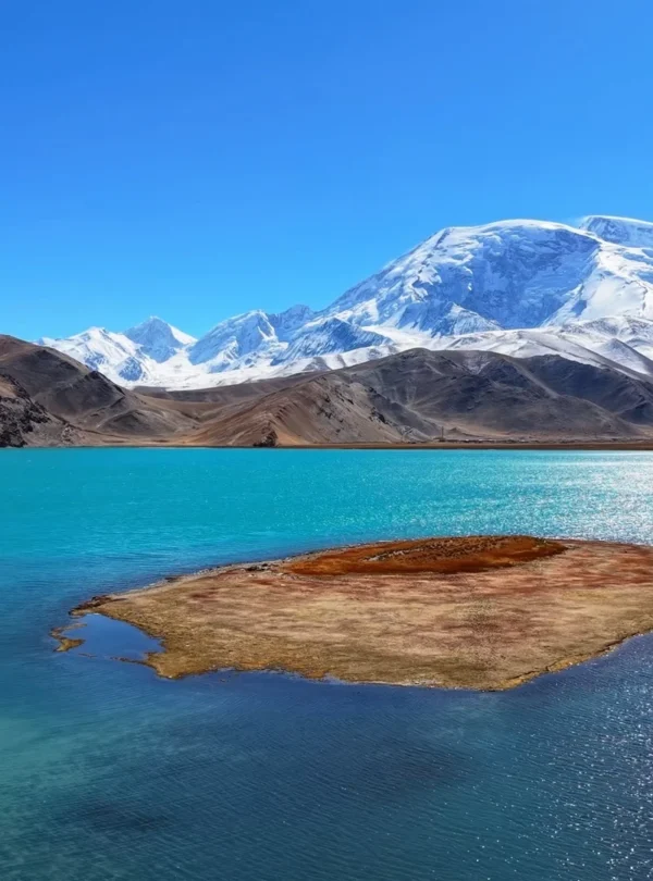 Private guide at Karakul Lake with Muztagh Ata mountain