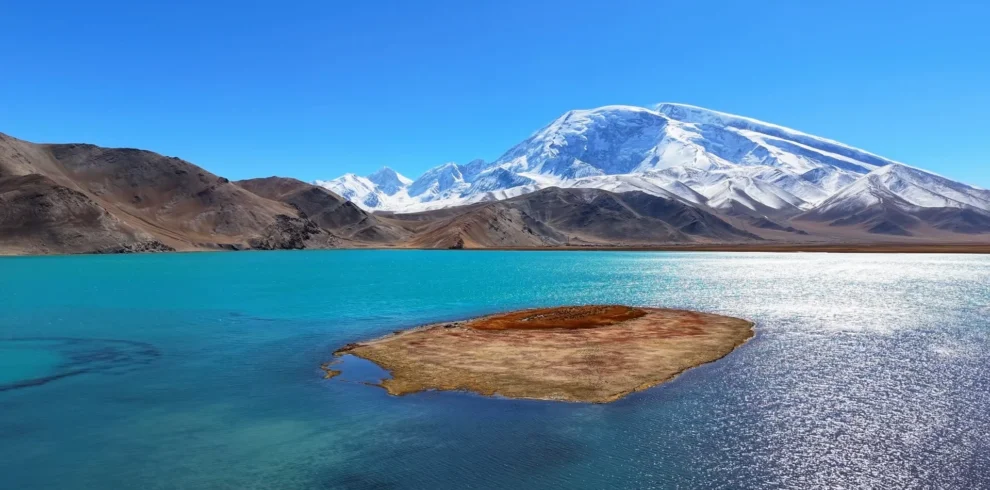 Private guide at Karakul Lake with Muztagh Ata mountain