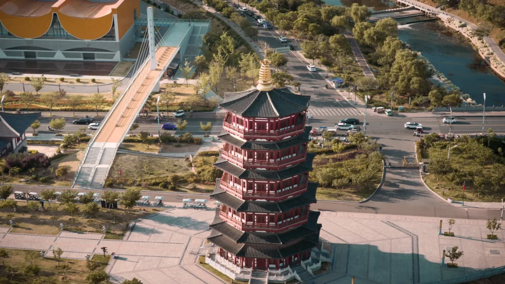 Private guide exploring Luoyang ancient capital landmarks