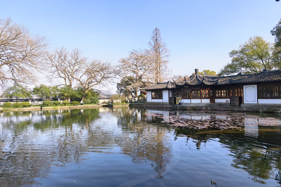 Private guide exploring Maojiabu scenic area near West Lake