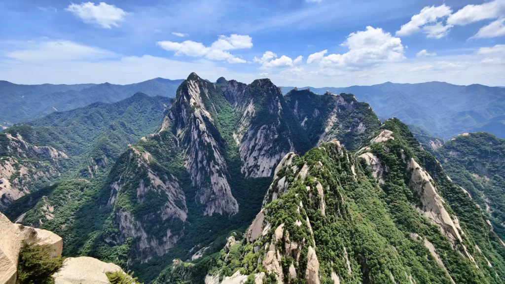 Private guide at Mount Huashan steep mountain cliffs