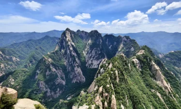 Private guide at Mount Huashan steep mountain cliffs