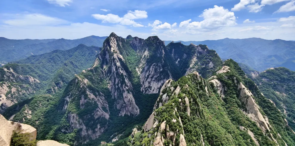 Private guide at Mount Huashan steep mountain cliffs