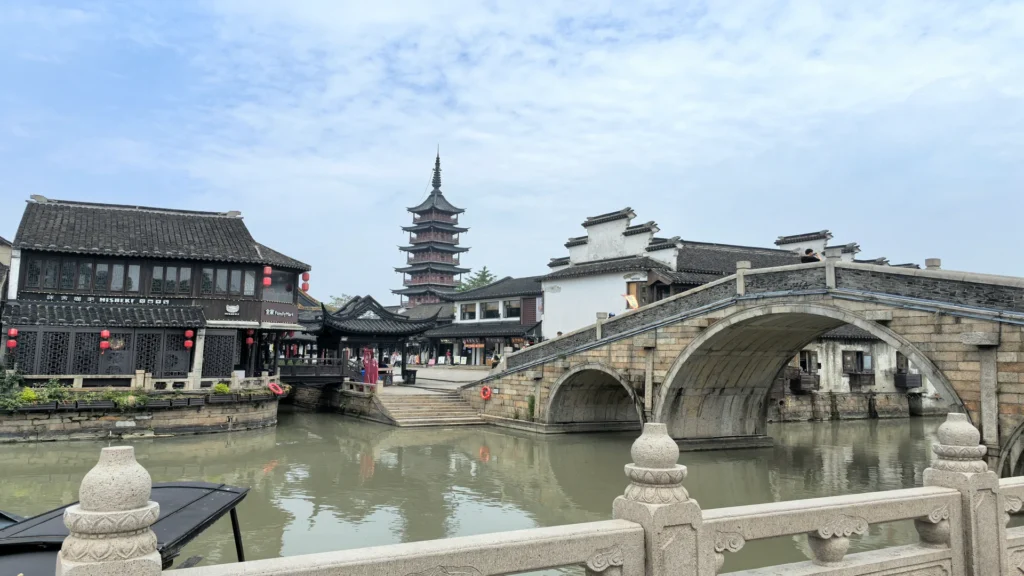 Private guide at Qiandeng Ancient Town historic streets