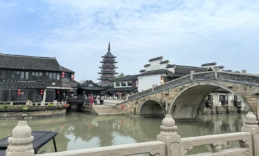 Private guide at Qiandeng Ancient Town historic streets