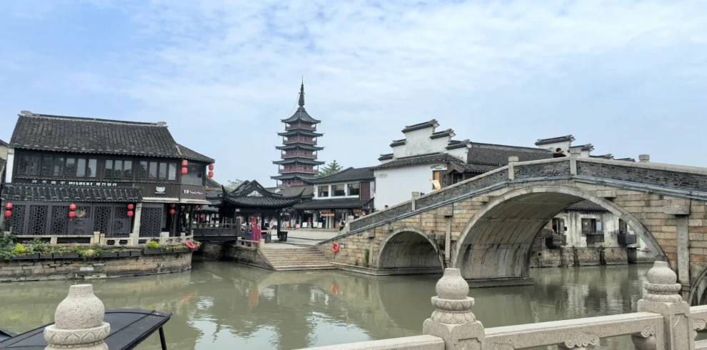 Private guide at Qiandeng Ancient Town historic streets
