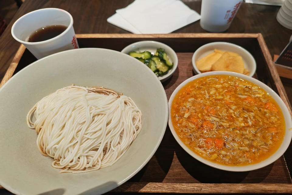 Private guide at Shanghai Crab Roe Noodles