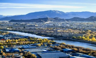 Private guide exploring Shigatse Tibetan city