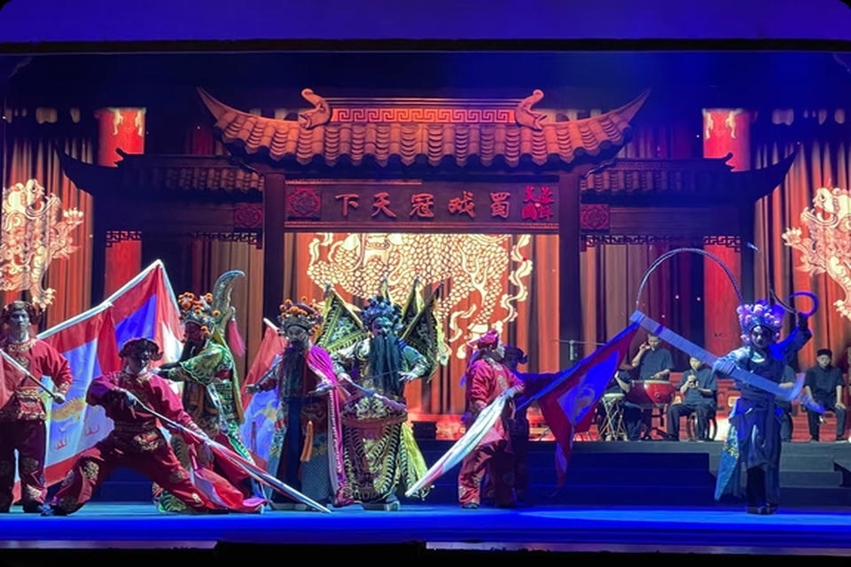Private guide at Sichuan Opera Performance