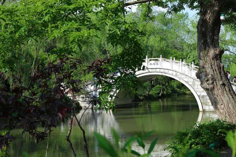 Private guide at Slender West Lake Yuban Bridge