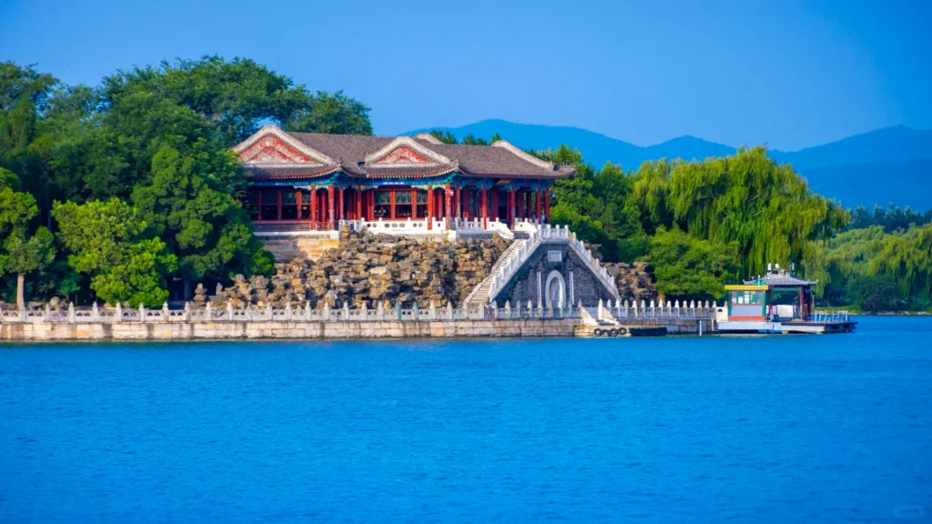 Private guide at Summer Palace Kunming Lake view
