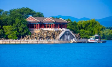 Private guide at Summer Palace Kunming Lake view