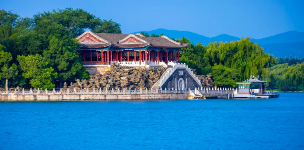 Private guide at Summer Palace Kunming Lake view