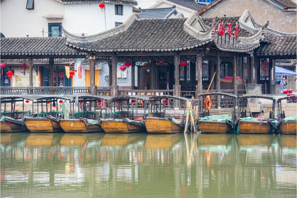 Private guide at Suzhou Jinxi Ancient Town small boat