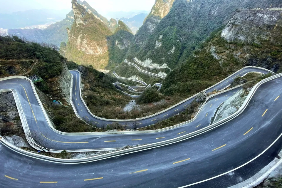 Private guide viewing Tianmen Mountain 99 bends winding road