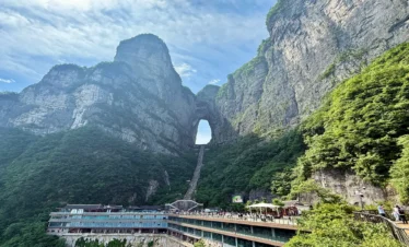 Private guide at Tianmen Mountain glass skywalk