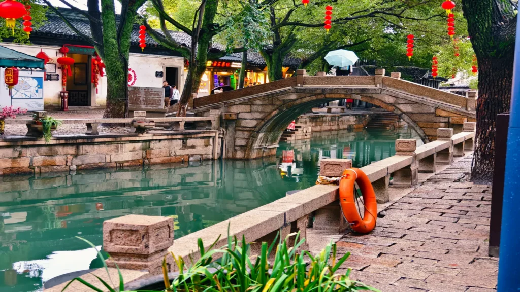 Private guide at Tongli Water Town canals and bridges
