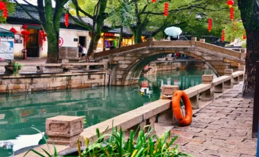 Private guide at Tongli Water Town canals and bridges