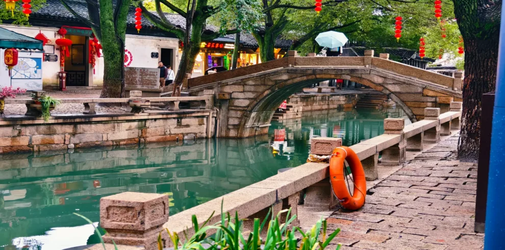 Private guide at Tongli Water Town canals and bridges