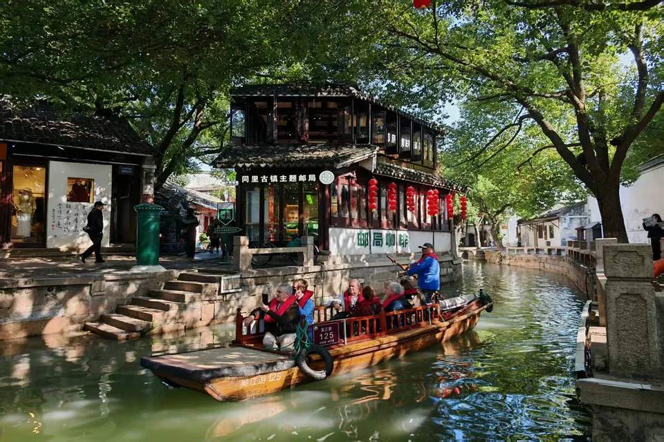 Private guide at Tongli water town canals and stone bridges in Suzhou