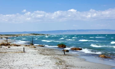 Private guide at Ulungur Lake scenic landscape