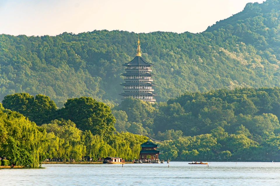 Private guide at West Lake scenic landscape in Hangzhou