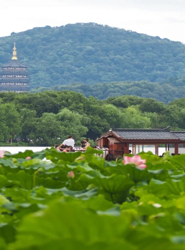 Private guide at West Lake scenic landscape in Hangzhou