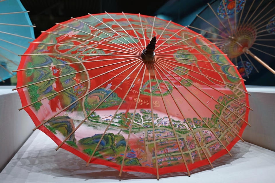 Private guide at West Lake Oiled Paper Umbrella