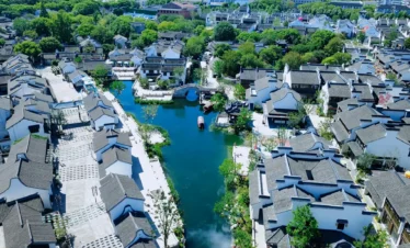 Private guide exploring Wuxi scenic city attractions