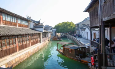Private guide at Wuzhen water town night canals