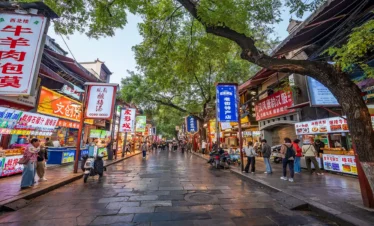 Private guide exploring Muslim Quarter street food in Xian