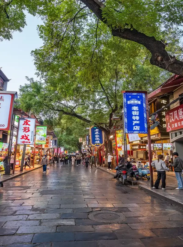 Private guide exploring Muslim Quarter street food in Xian